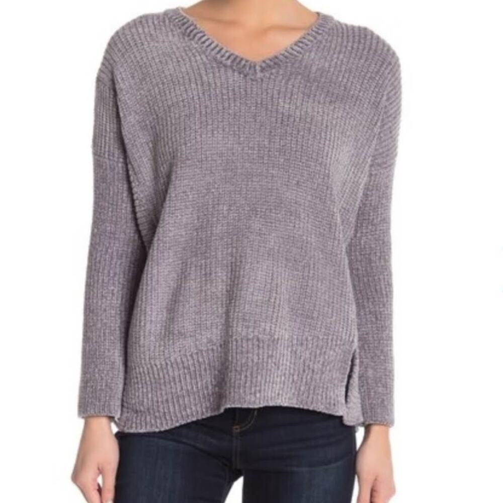 NWT Romeo & Juliet Couture Gray Extra Soft Wide Knit Split Hem V-Neck Sweater M